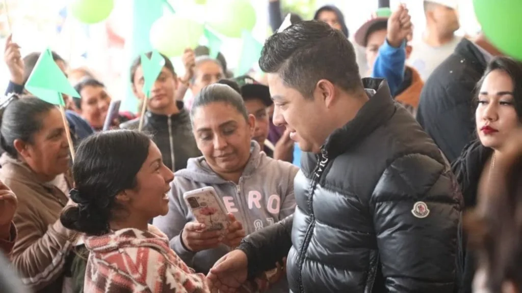 Ricardo Gallardo, gobernador de San Luis Potosí, se reúne con alcaldes para impulsar más obras.