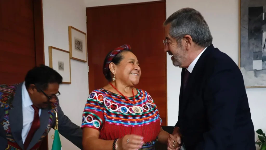 La activista indígena Rigoberta Menchú, premio Nobel de la Paz, recibió su carta de naturalización como mexicana.