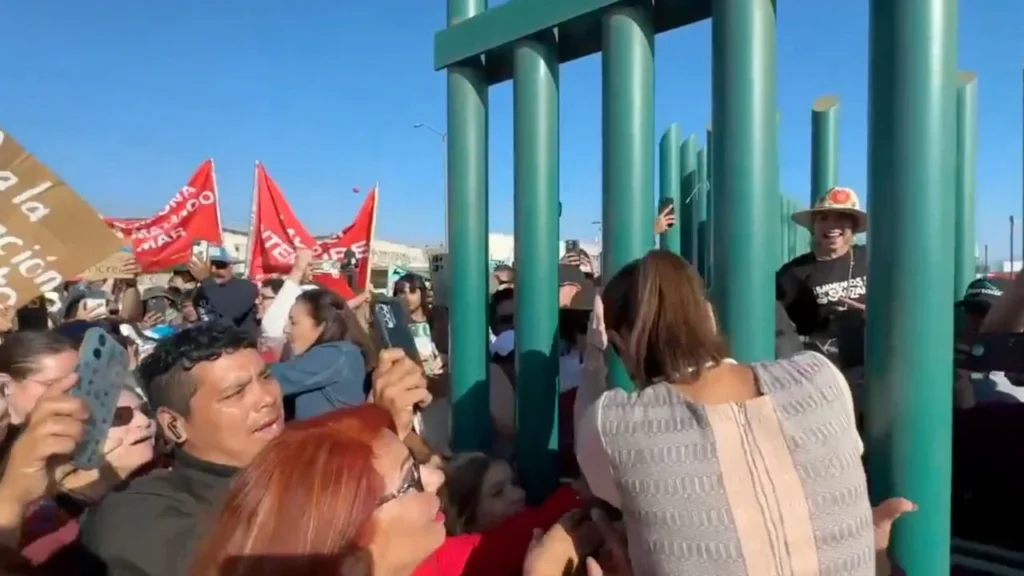 La mayoría de manifestantes eran en contra del proyecto de ampliación del puerto El Sauzal en BC a quienes Sheinbaum atendió desde la reja.