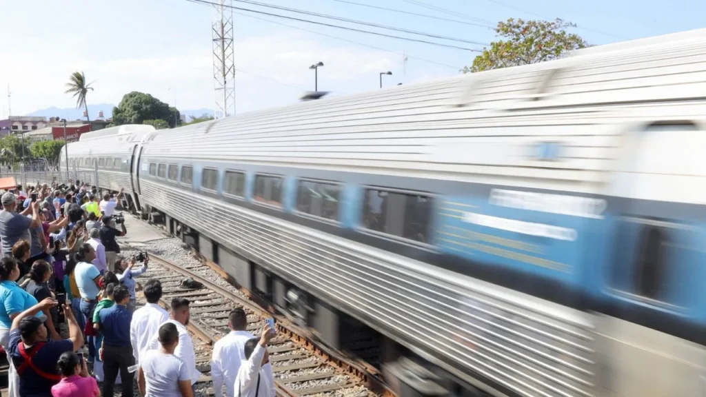 Choca tren interoceánico contra un tráiler de carga en Macuspana