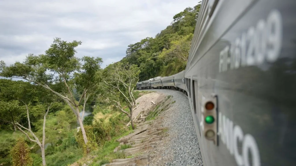 Choca tren interoceánico contra un tráiler de carga en Macuspana