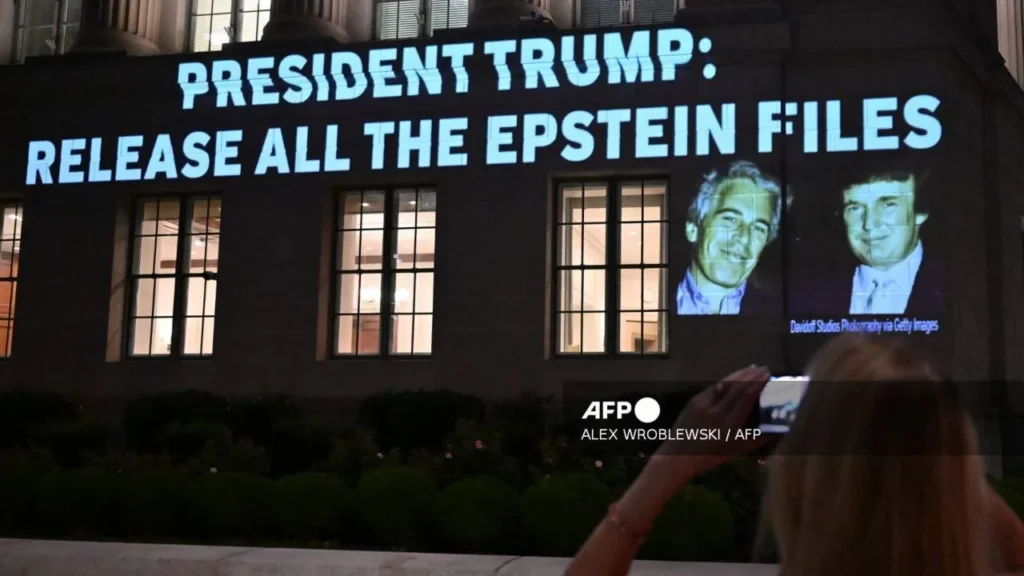 Simpatizantes, aliados y críticos de su gobierno, piden a Trump que saque a la luz todo el caso Epstein y no encubra a la élite.