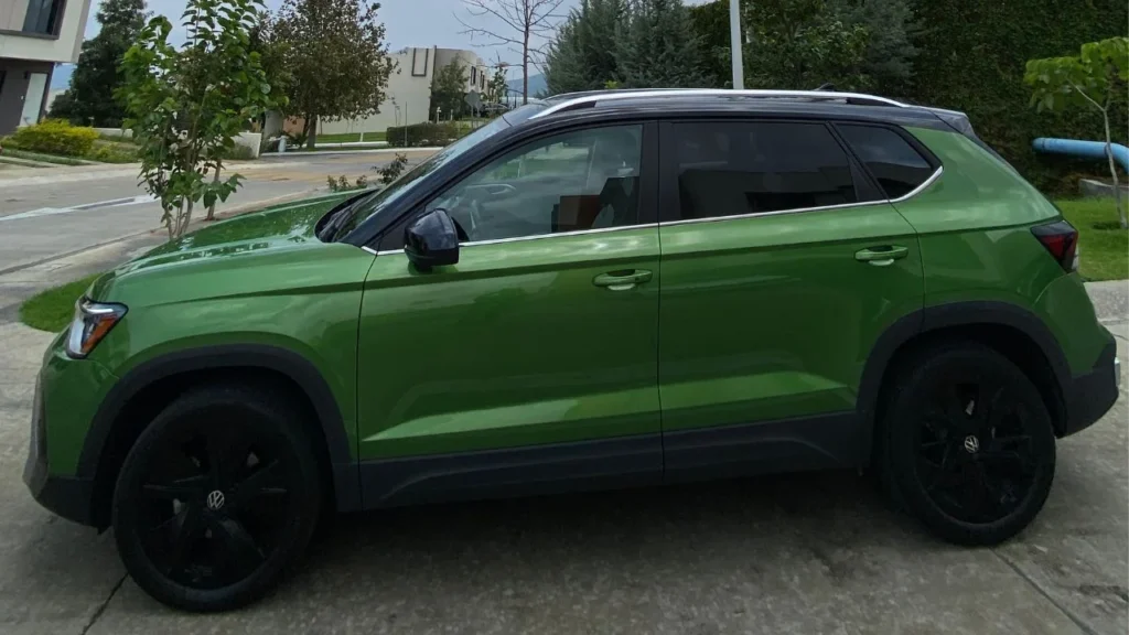 Volkswagen TAOS 2025 presenta actualizaciones que lo dotan de un diseño moderno, interior más tecnológico y mejor insonorización.