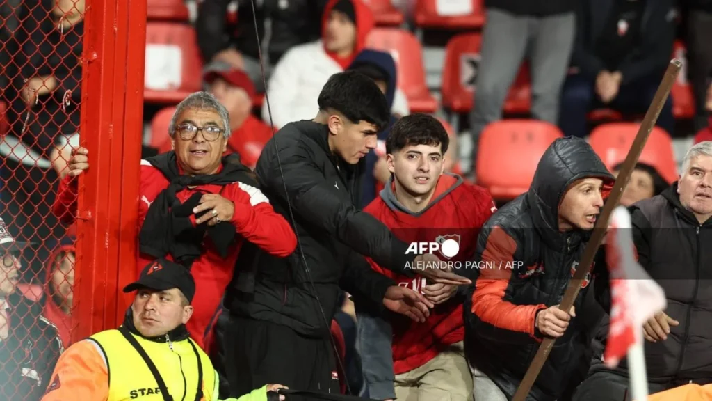 10 heridos y 90 detenidos deja violencia en gradas del juego entre el Independiente y la U de Chile en la Copa Sudamericana.