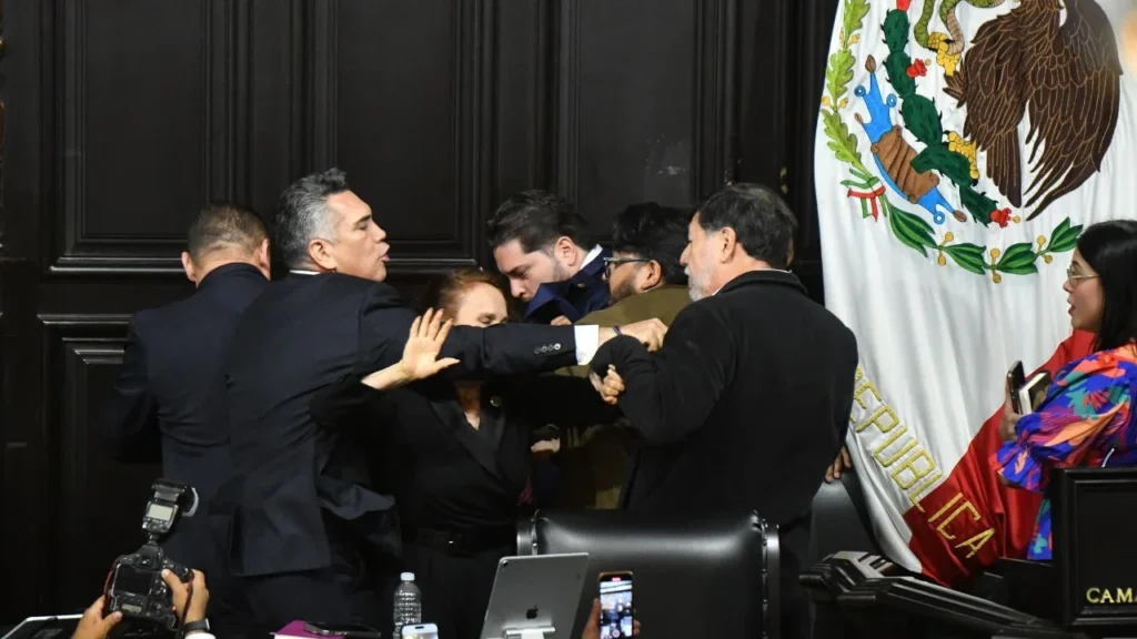 Conato de bronca entre Alejandro ’Alito’ Moreno Cárdenas, y Gerardo Fernández Noroña, presidente de la mesa directiva, al finalizar la última sesión ordinaria de la Comisión Permanente