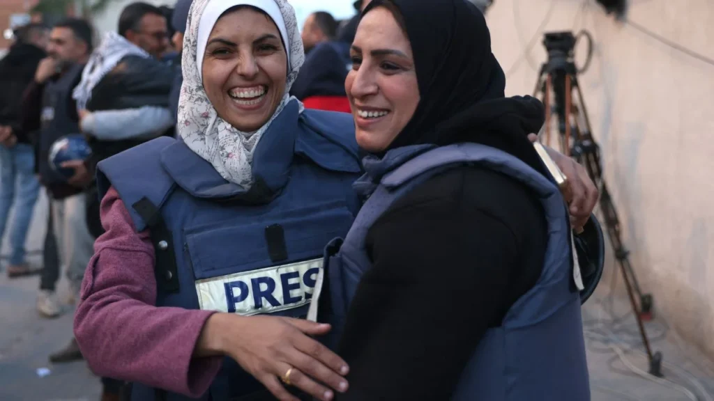 ATAQUE. En el sitio que tuvo lugar el bombardeo, quedó la cámara ensangrentada de Mariam Dagga, una fotorreportera de 33 años, que colaboraba con la agencia estadounidense AP desde el inicio de la guerra