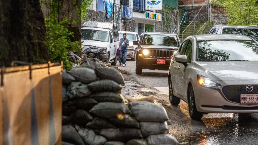 Paliativos. Piedras y tierra sobre Paseo de los Tamarindos, Cuajimalpa; como “medidas” de precaución hay costales para tratar de contener los deslaves.  