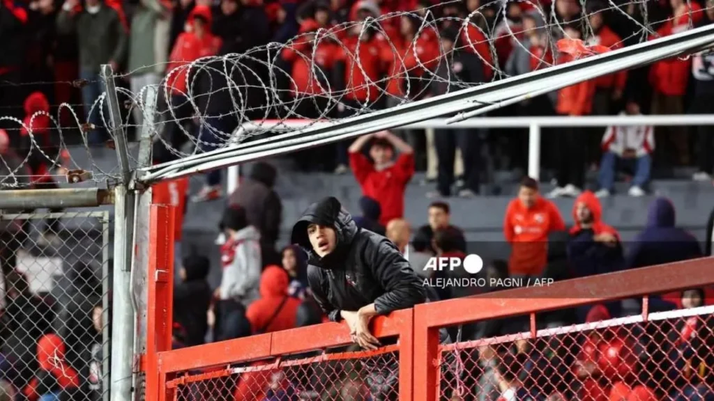 El partido entre Independiente de Avellaneda y Universidad de Chile en los octavos de final de la Copa Sudamericana fue suspendido tras desatarse una batalla campal en las gradas del estadio Libertadores de América