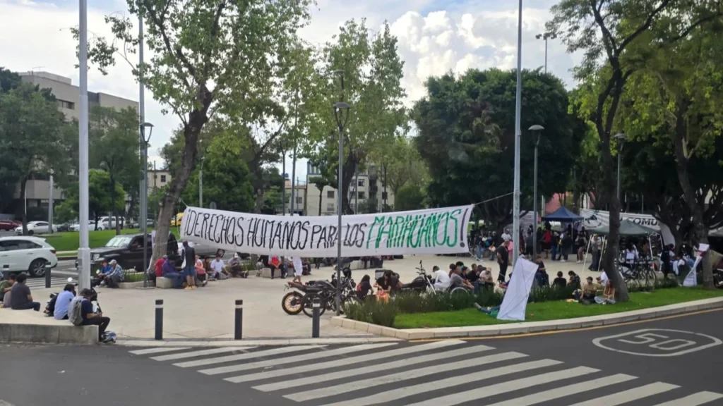 Consumidores de cannabis llegan a Glorieta de Bolívar
