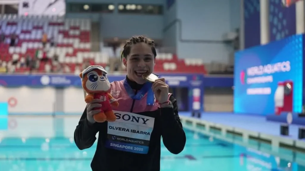 La Presidenta proyectó durante la mañanera del pueblo un video de Osmar Olvera, a quien felicitó tras obtener la medalla de oro en la prueba de trampolín de 3 metros en el Mundial de Deportes Acuáticos Singapur 