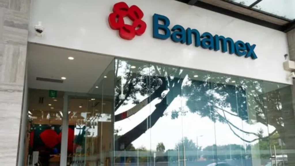 Banamex resaltó que en 2024 había 24.2 millones de personas con rezago educativo, 18.6% del total.