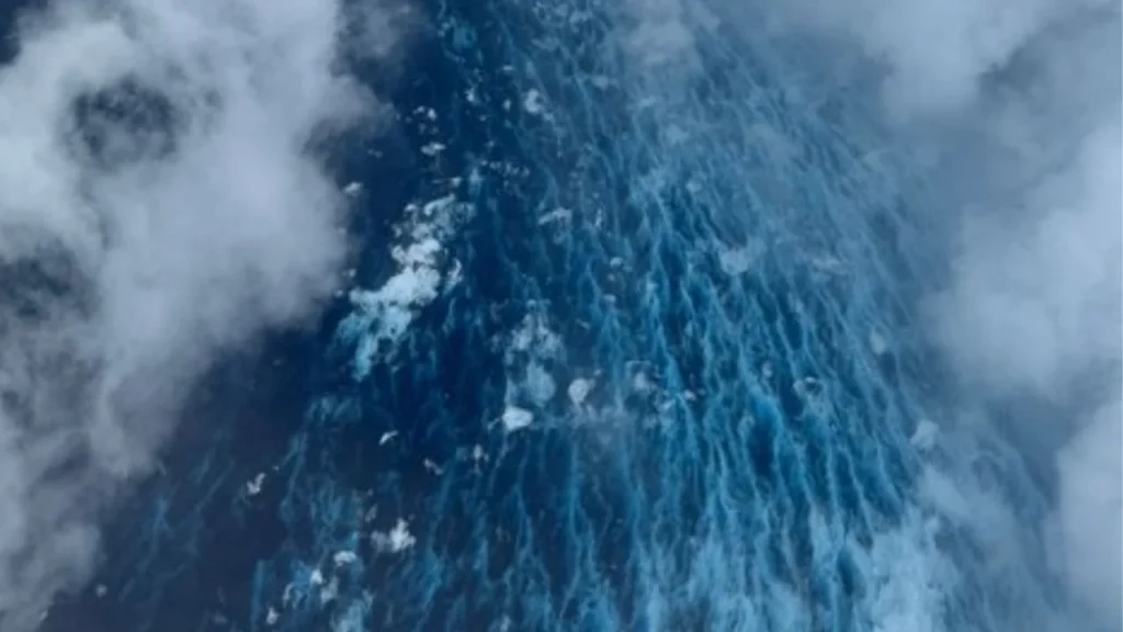 NOAA y del equipo Ocean Winds muestran una intensa pared del ojo del huracán Erin .
