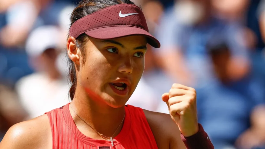 La británica Emma Raducanu reacciona durante su partido de primera ronda de individuales femeninos contra la japonesa Ena Shibahara en el primer día del Abierto de Estados Unidos (US Open)