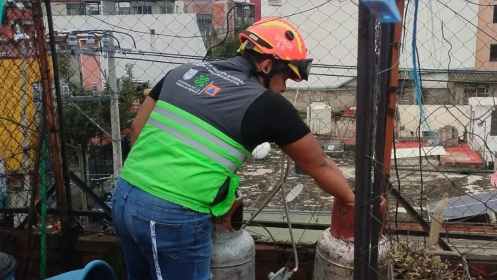 Tras la explosión por presunta acumulación de gas registrada esta mañana en BJ, se realizan labores de retiro de escombros en la vía pública, por lo que la zona permanece acordonada.