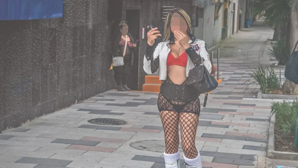 Problemática. Trabajadoras sexuales sobre la calzada de Tlalpan refirieron que la obra de la ciclovía afecta sus ingresos debido a que los automovilistas no pueden acercarse a ellas.