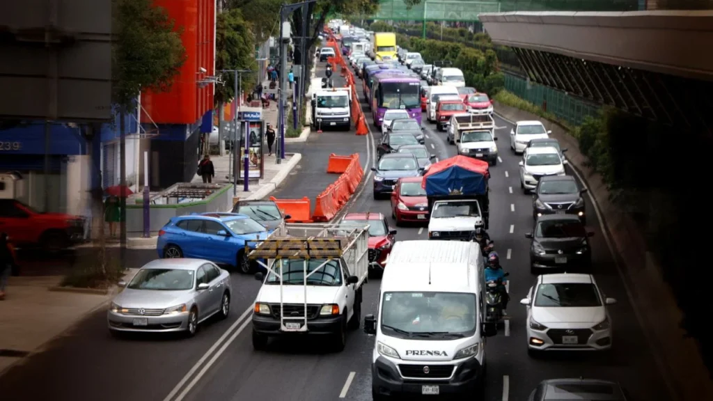 Cuidado. Las autoridades capitalinas colocaron señalizaciones para que los conductores tomen sus precauciones ante las obras de la Calzada Flotante de Tlalpan
