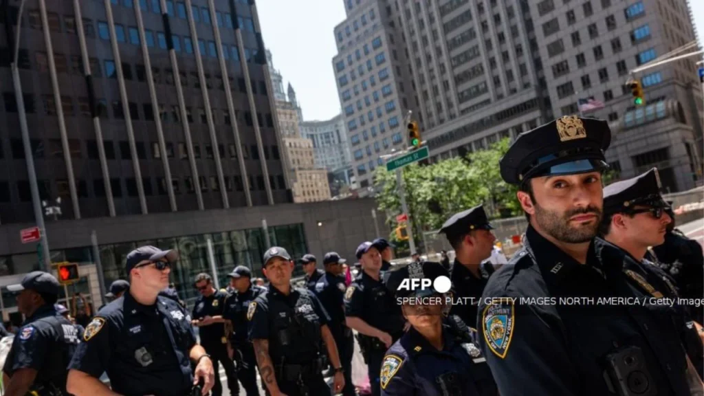 La policía vigila a manifestantes del grupo Rebelión contra la Extinción que realizan una concentración y marchan frente a la corte de inmigración en el Edificio Federal Jacob K. Javits este 11 de agosto de 2025, en la ciudad de Nueva York. Numerosos manifestantes fueron arrestados tras detener el tráfico frente al edificio, donde agentes federales, incluyendo miembros del ICE