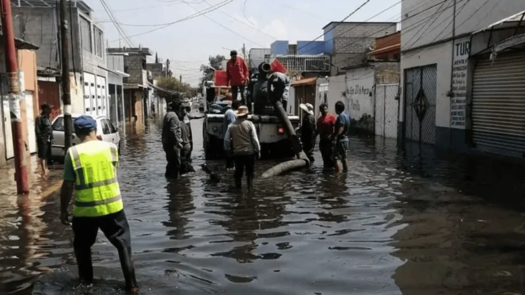 ATENCIÓN. En Morelia, Protección Civil y policía municipal atendió la emergencia por las inundaciones que dejaron las fuertes lluvias