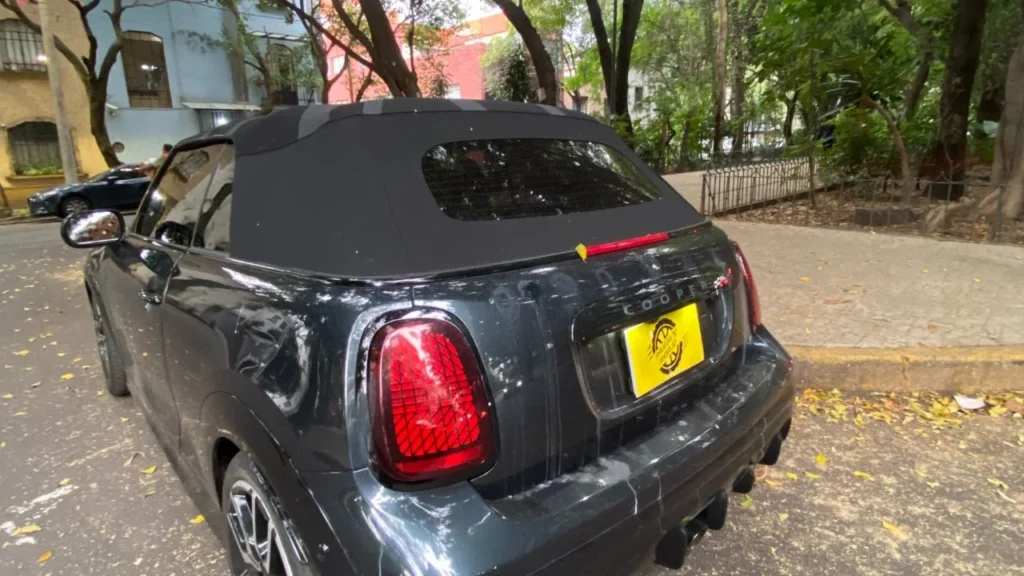 El precio del MINI John Cooper Works 2025 descapotable ronda en los 699,000 pesos