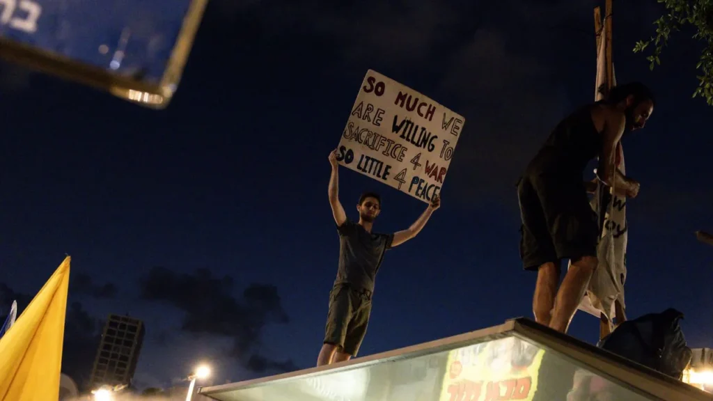 DEMANDAS. Las protestas para liberara rehenes en Gaza , que incluyeron bloqueos frente a la oficina del primer ministro, coincidieron con una reunión del gabinete de seguridad.