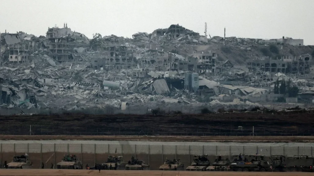 Las autoridades militares instaron a hospitales y organizaciones humanitarias a evacuar hacia el sur, prometiendo habilitar centros alternos de atención médica. El Ministerio de Salud de Gaza rechazó el llamado
