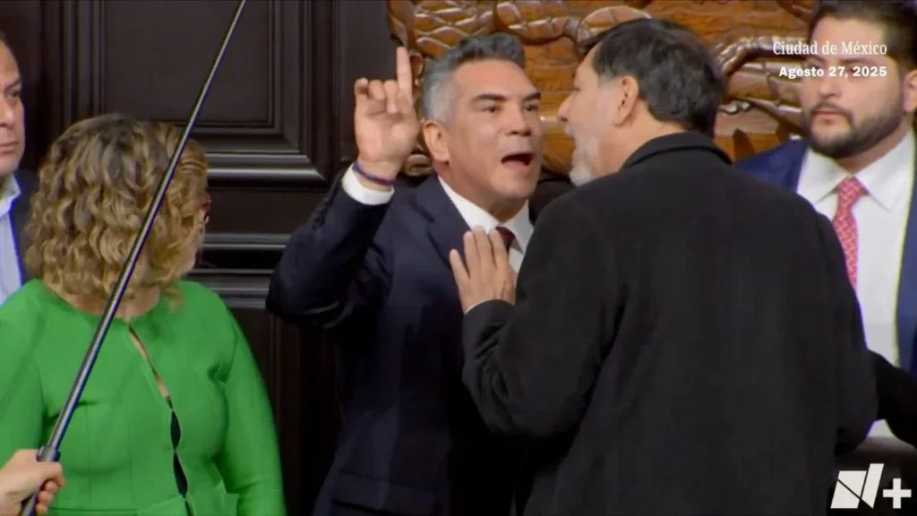 Hechos. En el marco del debate en la Permanente, la sesión terminó entre golpes, manotazos y jaloneos entre Alito Moreno y Fernández Noroña.