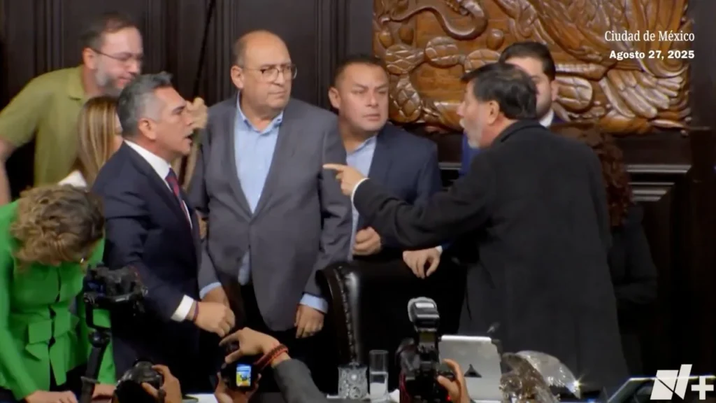 Hechos. En el marco del debate en la Permanente, la sesión terminó entre golpes, manotazos y jaloneos entre Alito Moreno y Fernández Noroña.