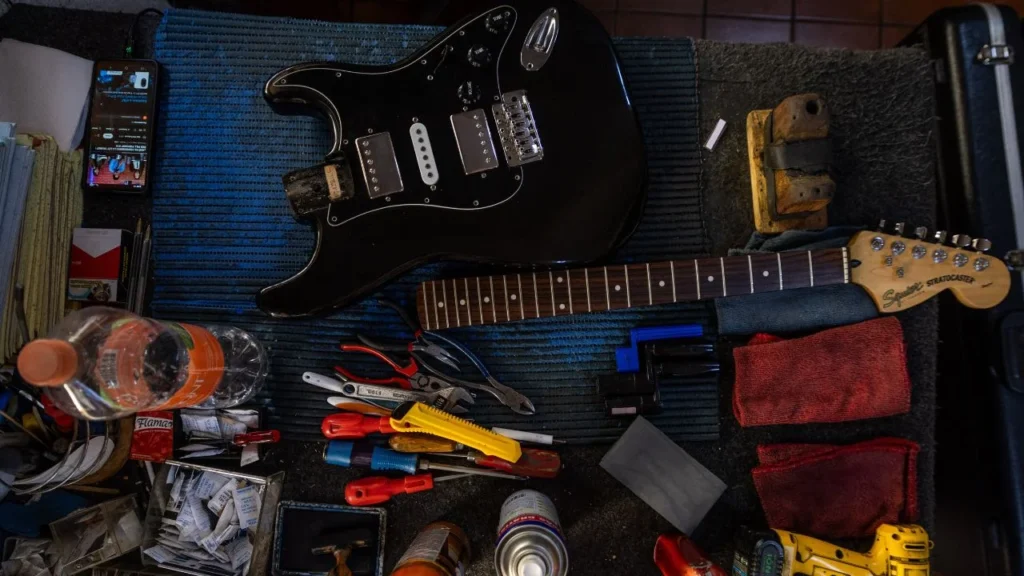 Popular. El trabajo y pasión de don Mario Nava por su labor se ha difundido entre todo tipo de artistas, quienes confían en su habilidad para reparar sus instrumentos.