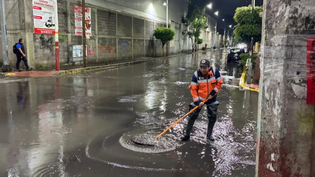Realizan Operativo Tlaloc en distintas zonas de Tláhuac para atender y restablecer las zonas afectadas tras las fuertes lluvias registradas esta tarde y que dejó varios encharcamientos en diversas partes de la CDMX