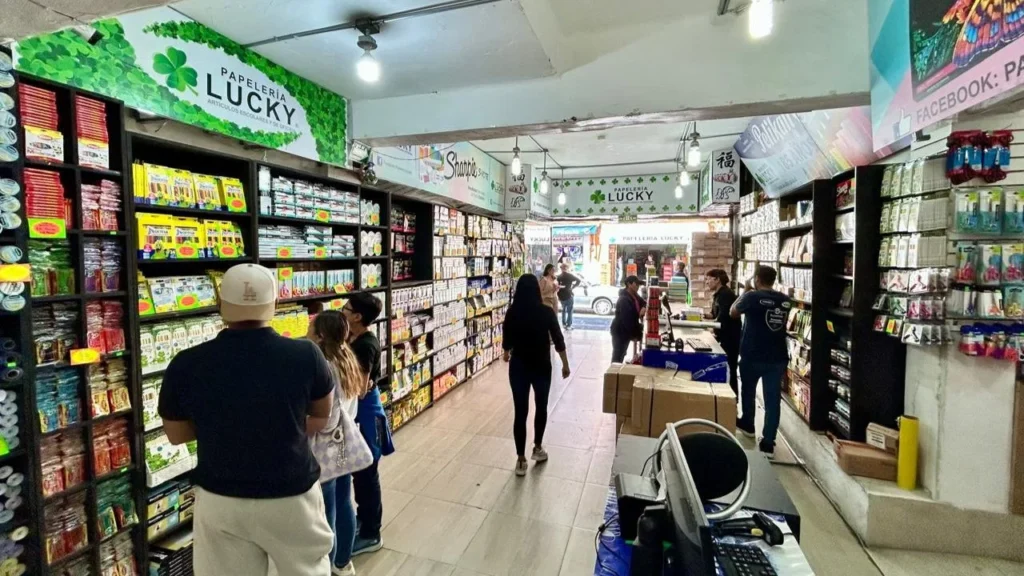 CLIENTELA. A tan sólo dos semanas del regreso a clases, las tiendas y papelerías se encuentran semi vacías.