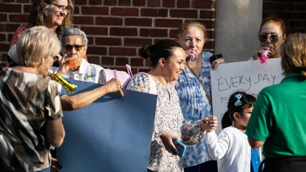 Arranca el ciclo escolar en EU en medio de un clima inédito, tras la sombra de las redadas migratorias, entre hijos de residentes legales y ciudadanos