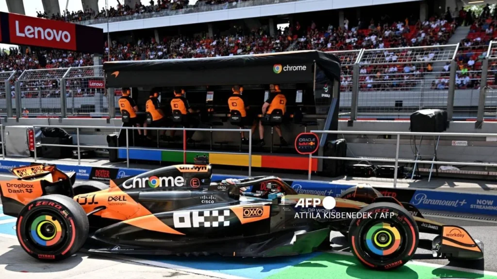 El piloto australiano de McLaren, Oscar Piastri, asiste a la tercera sesión de entrenamientos libres previa al Gran Premio de Hungría de Fórmula 1