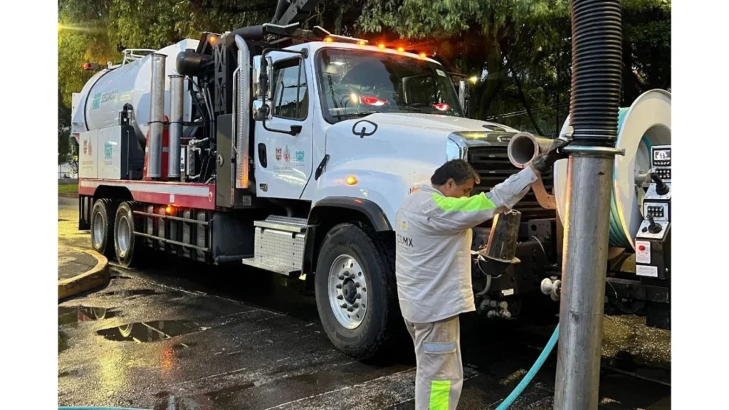 Limpieza. Para prevenir anegaciones, ante la temporada de lluvias, la brigada de la Secretaría de Gestión Integral del Agua lleva a cabo labores de desazolve en el sistema hidráulico.