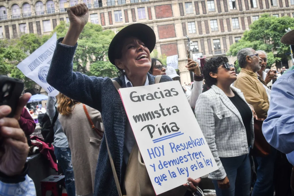 Protestas. A las afueras de la SCJN, decenas de manifestantes pidieron por última vez que los ministros revirtieran la reforma judicial.