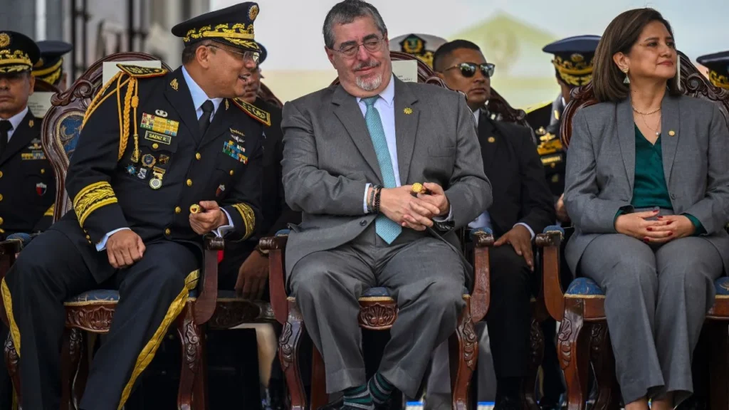 El presidente de Guatemala, Bernardo Arévalo , el vicepresidente Karin Herrera y el ministro de Defensa, Henry Sáenz
