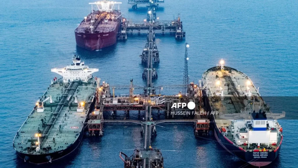 Vista aérea de los petroleros Tataki (con bandera de Liberia) y Maran Aspasia (con bandera de Grecia) cargando combustible mientras están atracados en la Terminal Petrolera de Al-Basrah