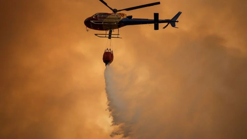 Bomberos trabajan para extinguir un incendio forestal cerca de la ciudad de Patras, en el oeste de Grecia, Europa el 13 de agosto de 2025.