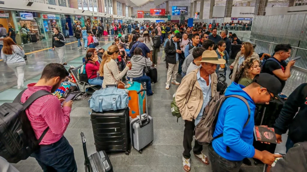 Esta mañana autoridades del Aeropuerto Internacional de la Ciudad de México (AICM) ha informado que siguen las afectaciones en sus instalaciones, situación que ha provocado solo opere con una pista.
