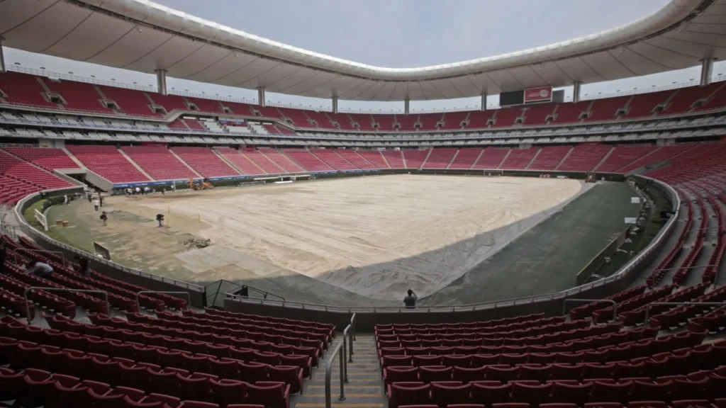 La renovación en la cancha del Estadio Guadalajara comenzó el pasado 12 de mayo con el objetivo de cumplir con los estándares de la FIFA rumbo a la Copa Mundial.