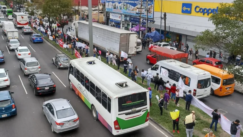 Antorchistas de Tláhuac se movilizaron en 4 diferentes puntos de la CDMX; acusan a la alcaldesa por negar el derecho a la vivienda.