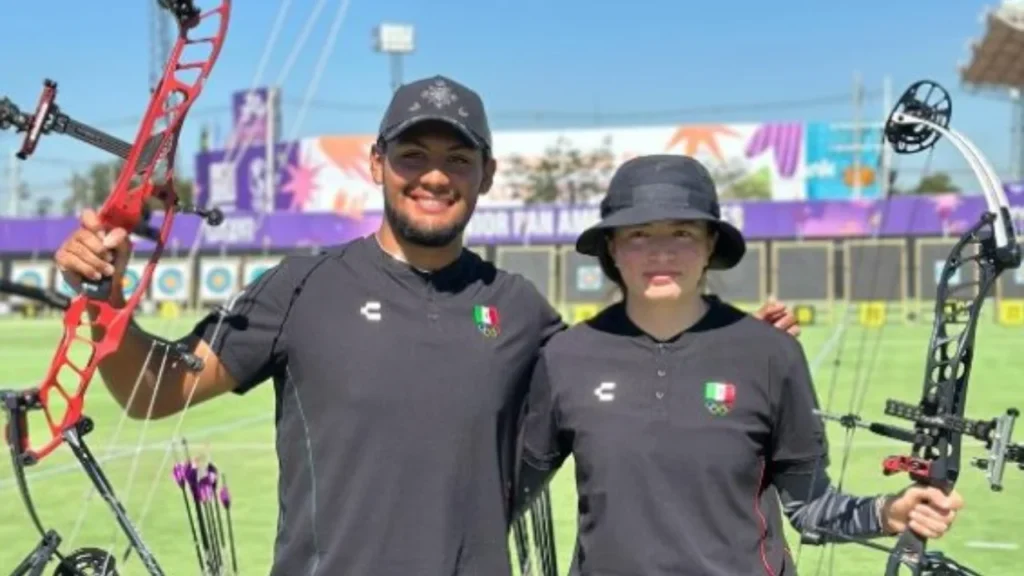 Adriana Castillo y Máximo Méndez celebran el oro en tiro con arco compuesto mixto durante los Juegos Panamericanos Junior 2025.