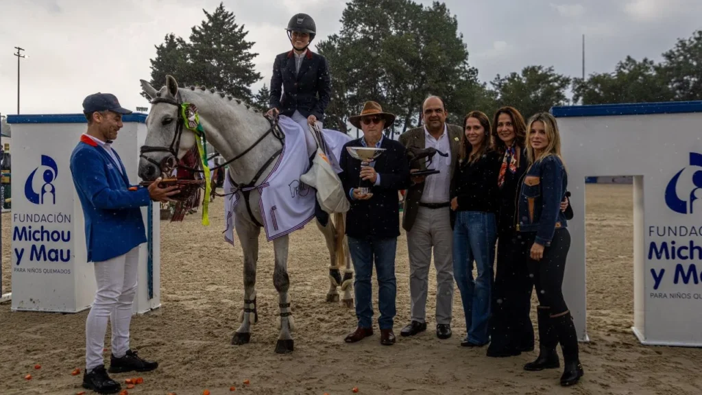 La mexicana Xaviera Maurer levantó la copa Michou y Mau 2025 tras ganar el primer y tercer lugar en la competencia estelar del evento.