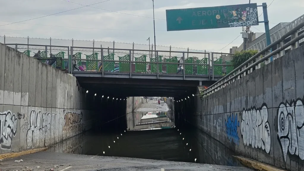 Inundación en el bajo puente de Churubusco y Eje 1 Norte dificulta el tránsito vehicular tras intensas lluvias en CDMX.
