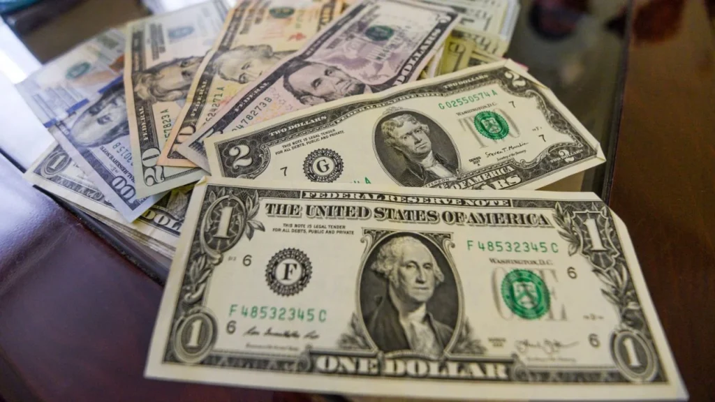 El peso mexicano cerró la primera jornada de la semana con una depreciación de 0.42% ante el dólar.
