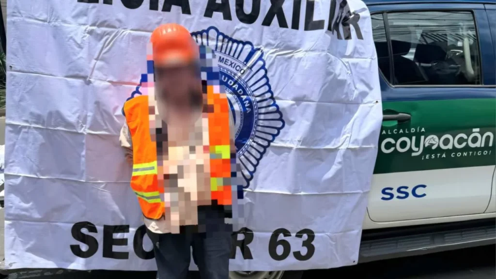 Policías detienen a falso trabajador de Servicios Urbano en Coyoacán.