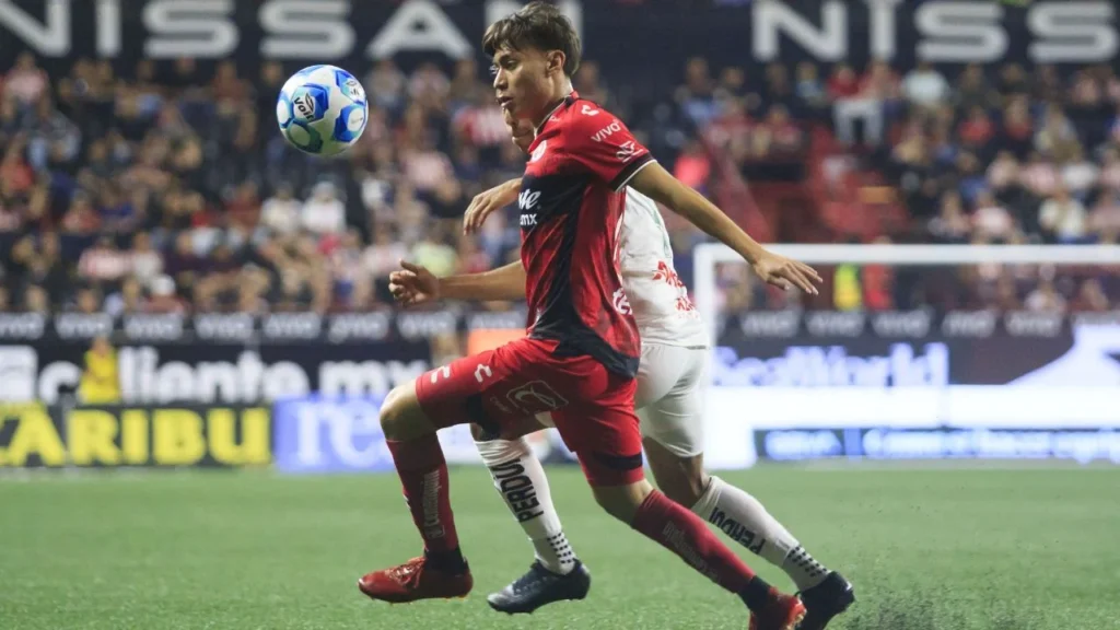 En una segunda mitad cardiaca, Chivas alcanzó el empate ante los Xolos de Tijuana, con un gol de Roberto Alvarado en tiempo de compensación.