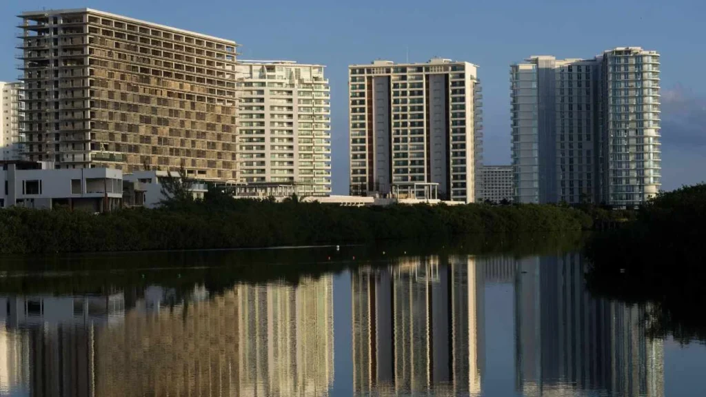  El Consejo Hotelero del Caribe Mexicano detalló que este cambio no constituye una advertencia de atentados, sino una actualización general de criterios de EU.