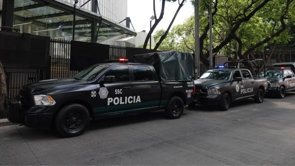 A horas de que tomen protesta 881 nuevos juzgadores, el Senado está cercado por vallas colocadas por elementos de la SSC.