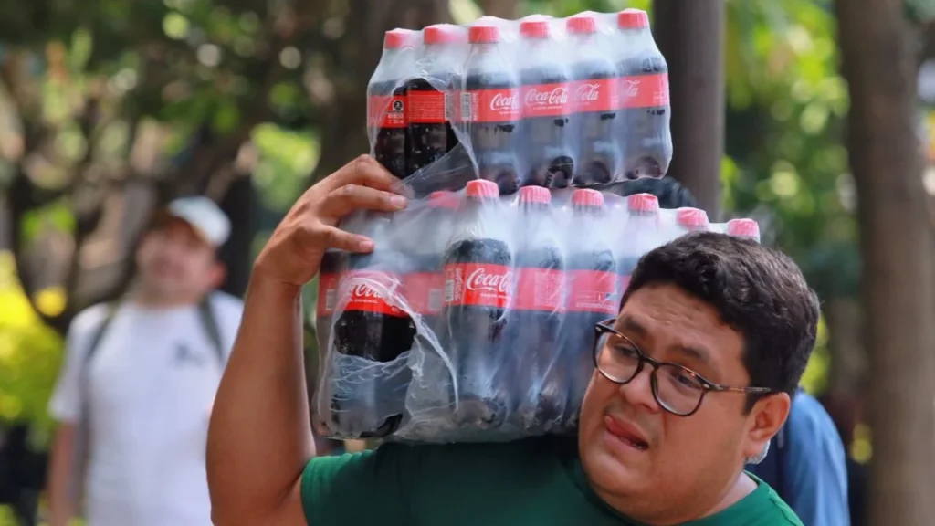 Esta cantidad de azúcar le metes a tu cuerpo al tomar Coca-Cola