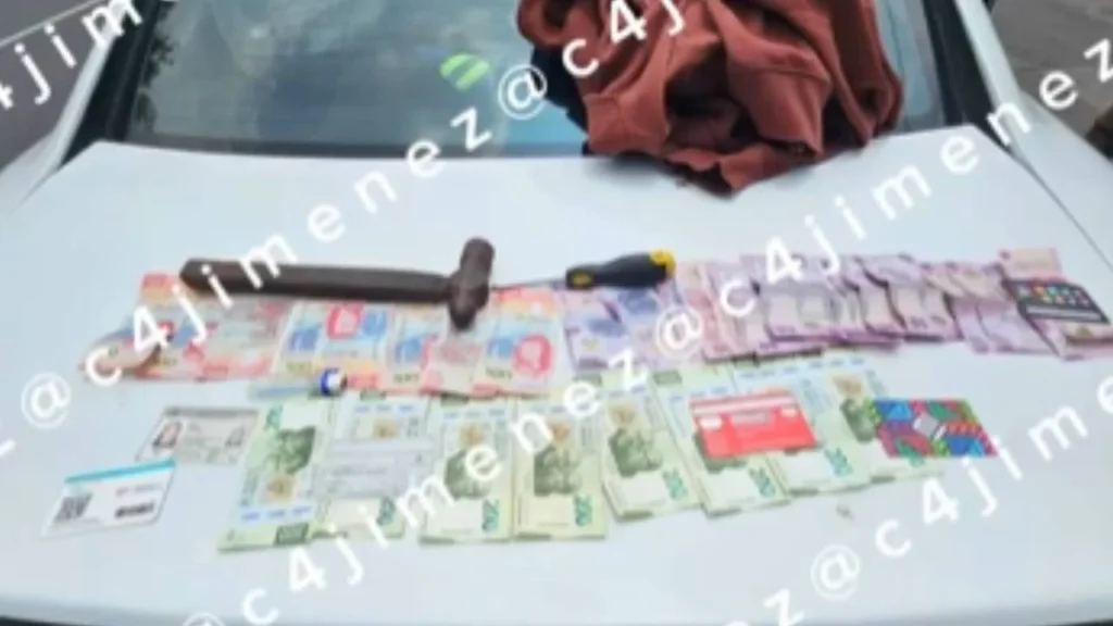 Dinero en efectivo, un martillo y un desarmador, fue lo que le encontraron a la mujer tras una revisión.